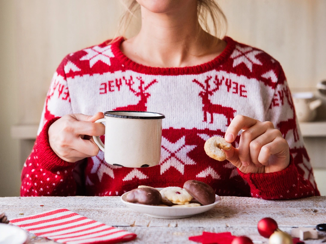 Простой лайфхак, который поможет вам не набрать вес на праздниках | marieclaire.ru