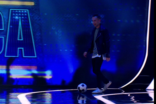 Телеведущий сыграл в футбол с одной из участниц шоу