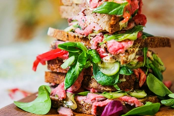 «Не хлебом единым»: как быстро приготовить вкусный сэндвич