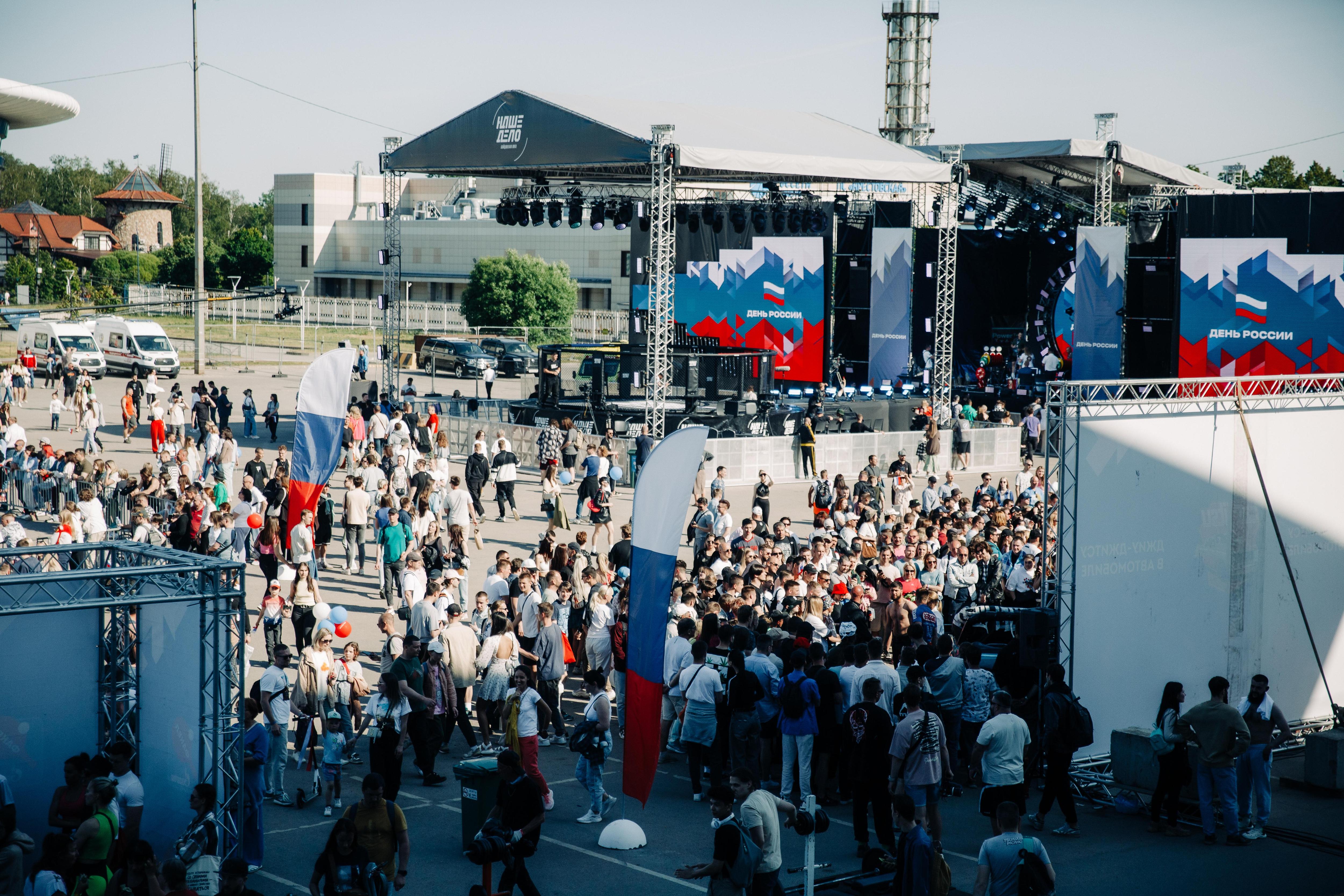 Прыжки с парашютом, мировые рекорды, выступления звезд: как в Питере  отметили День России | theGirl