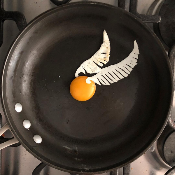 Инстаграм (запрещенная в России экстремистская организация) дня: Парень создает невероятные картины из яиц
