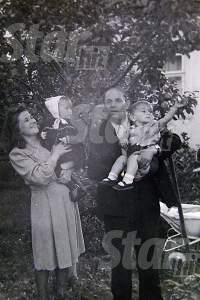 Годовалая Алла Борисовна с мамой, братом и дедушкой в белорусской деревне. Узгорск, 1950 год