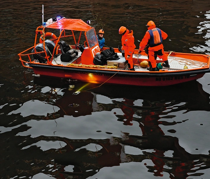 Санкт-Петербург, 9 ноября 2019 года. Водолазы достают из Мойки страшную находку