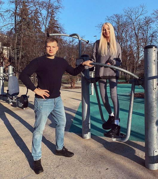 Ноги Алены Шишковой на новом фото не толще перекладин тренажера, но она готова набирать вес