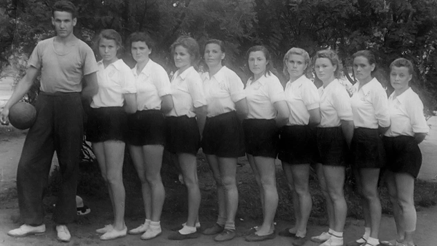 История одной фотографии: Ельцин тренирует волейболисток, 1952 год