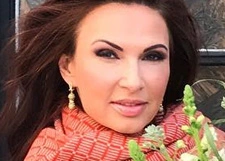 Эвелина Бледанс показала оголенный бюст