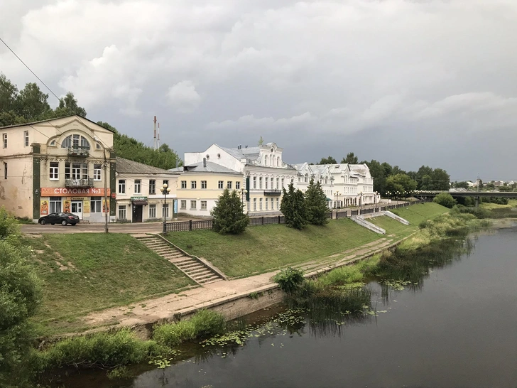 Торжок. Набережная реки Тверцы. | Источник: Денис Рылов