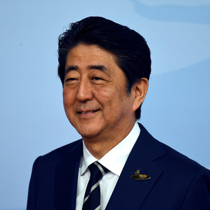Выстрел в спину: кем был политик Синдзо Абэ, и почему его не удалось спасти