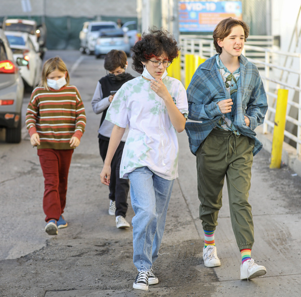 Дочки Джей Ло и Бена Аффлека гуляют вместе и выглядят как бунтарки