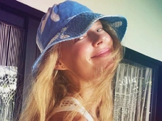 Светлана Ходченкова поразила поклонников пляжными образами