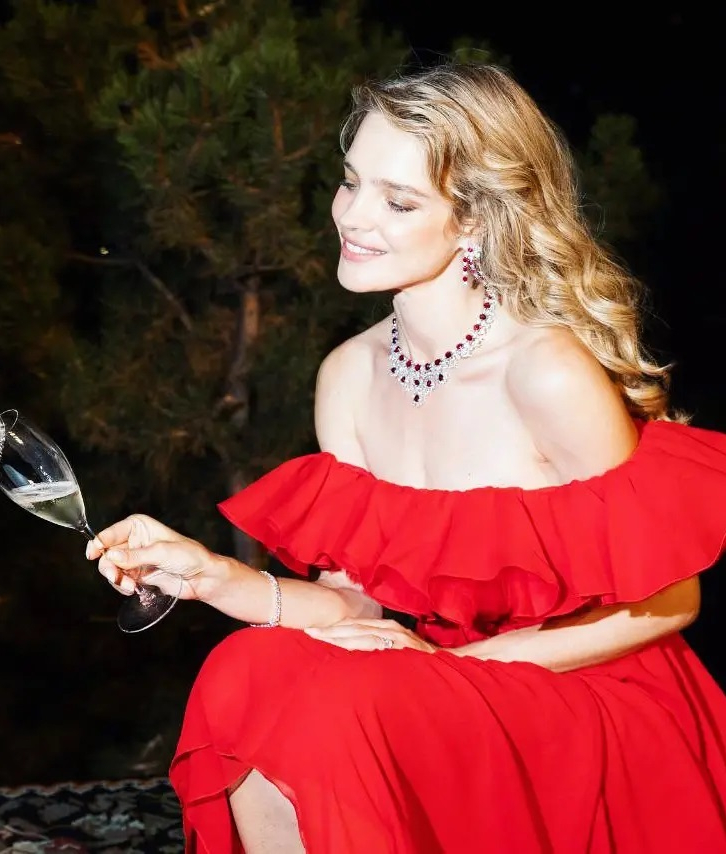 Алая роза: Наталья Водянова в платье Giambattista Valli на благотворительном вечере