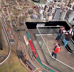 Жизнь мегаполиса в музейной миниатюре: поезда следуют из центра Чикаго к порту на озере Мичиган