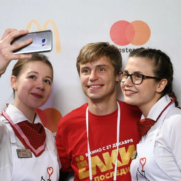Александр Головин с работниками ресторана | Источник: Пресс-служба