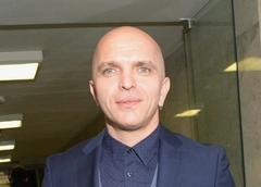 «Так смотрит на меня, что неудобно есть»: дочь Александра Шоуа боялась его новую избранницу