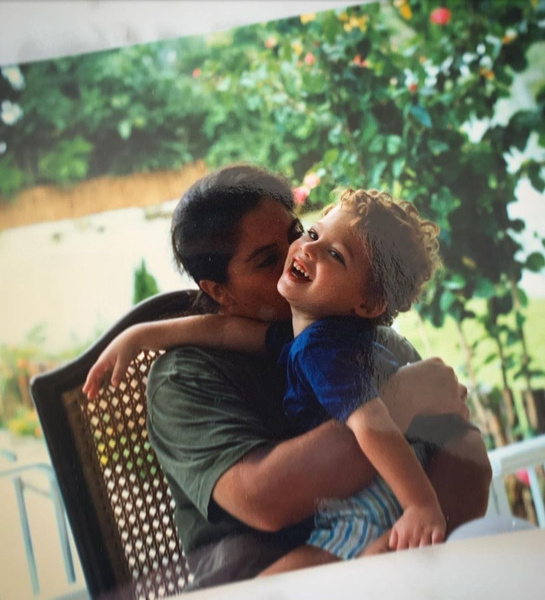 Милота дня: Керем Бюрсин поделился детской фотографией с мамой 🥰