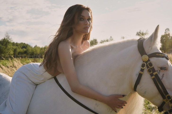 Конь, которому мы завидуем: ведь на нем сидит голая Алена Водонаева