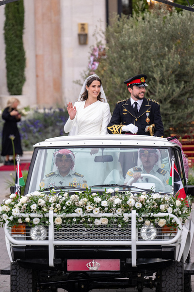 Главная восточная свадьба 2023: принц Хуссейн Абдалла и его невеста Раджва Аль Саиф в платье с вырезом «наискосок»