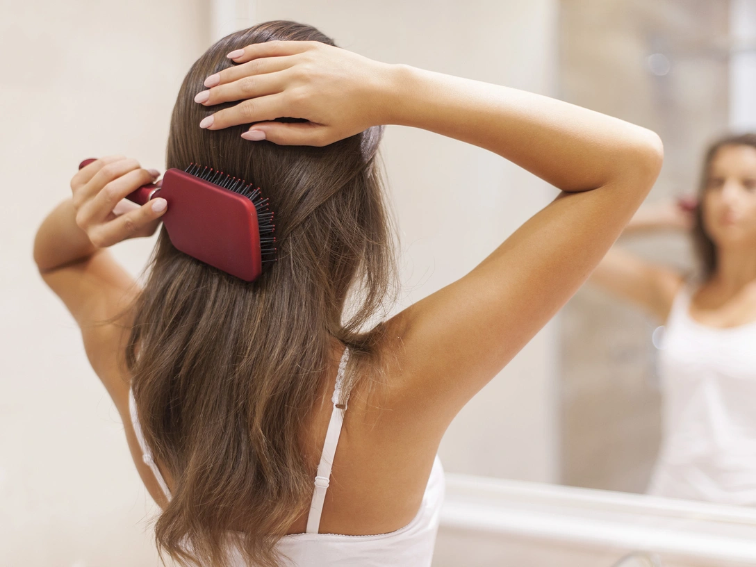 Не перепутайте: какая расческа подойдет для тонких волос — они станут гуще | marieclaire.ru