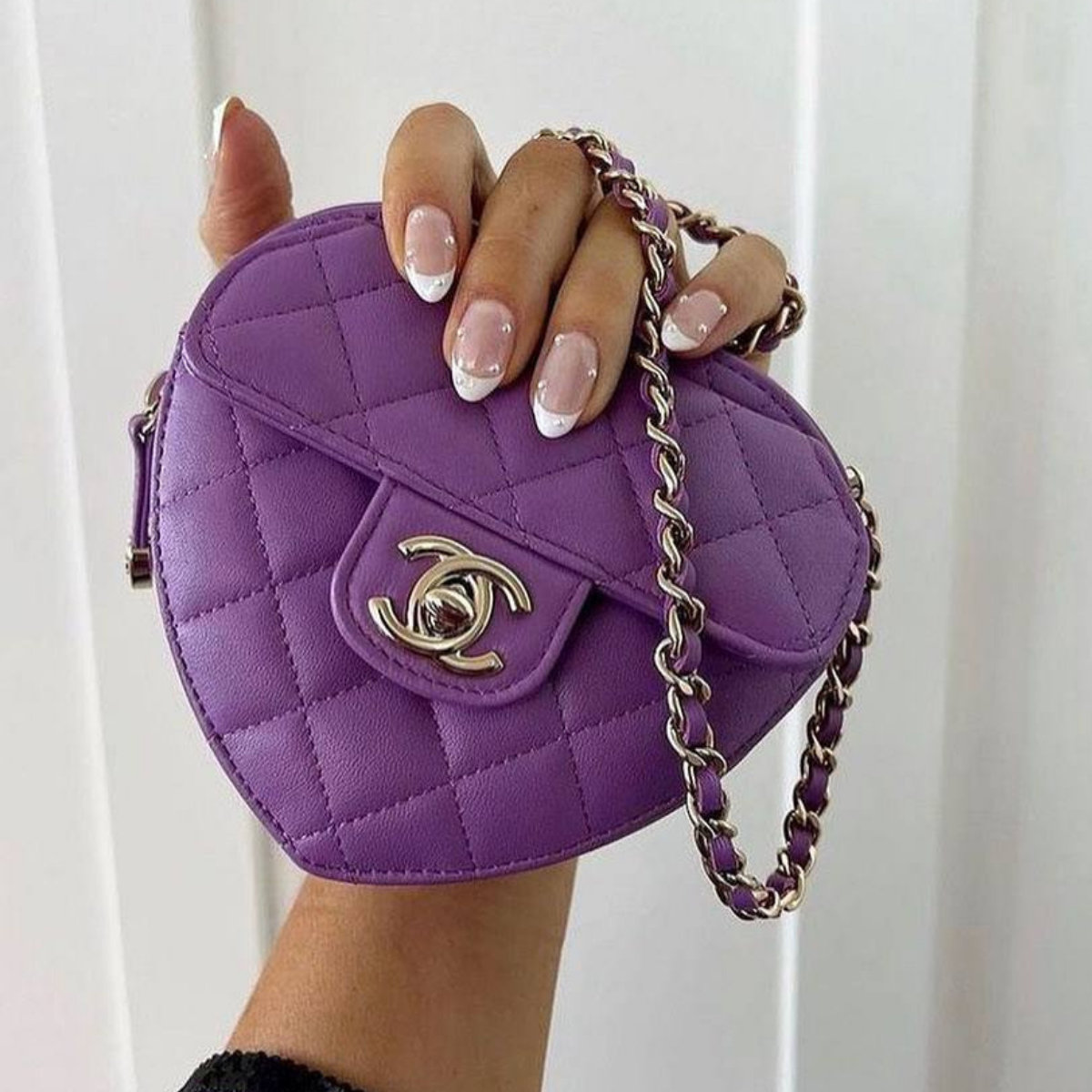 Одна сумка Chanel в одни руки бренд ограничил продажу ряда аксессуаров