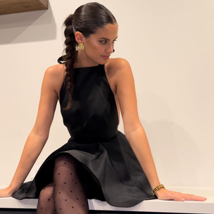 Модная прическа на Новый год 2023: супермодель Сара Сампайо показала, как красиво носить косичку