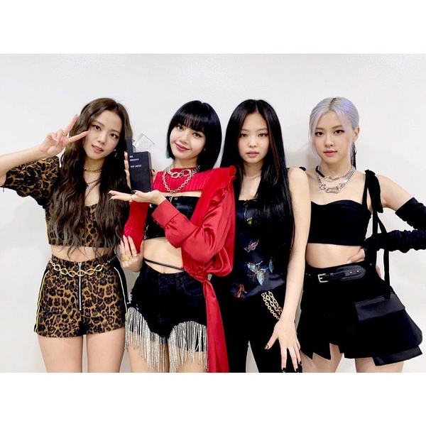 BLACKPINK побили рекорд Арианы Гранде