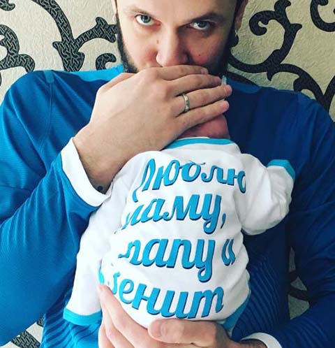 Максим Траньков с новорожденной Анжеликой