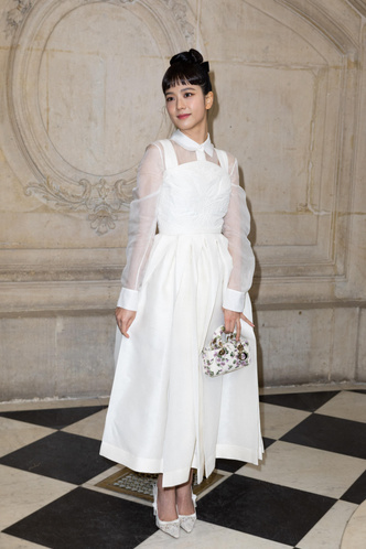 Просто куколка: Джису из BLACKPINK в белоснежном платье на показе Dior
