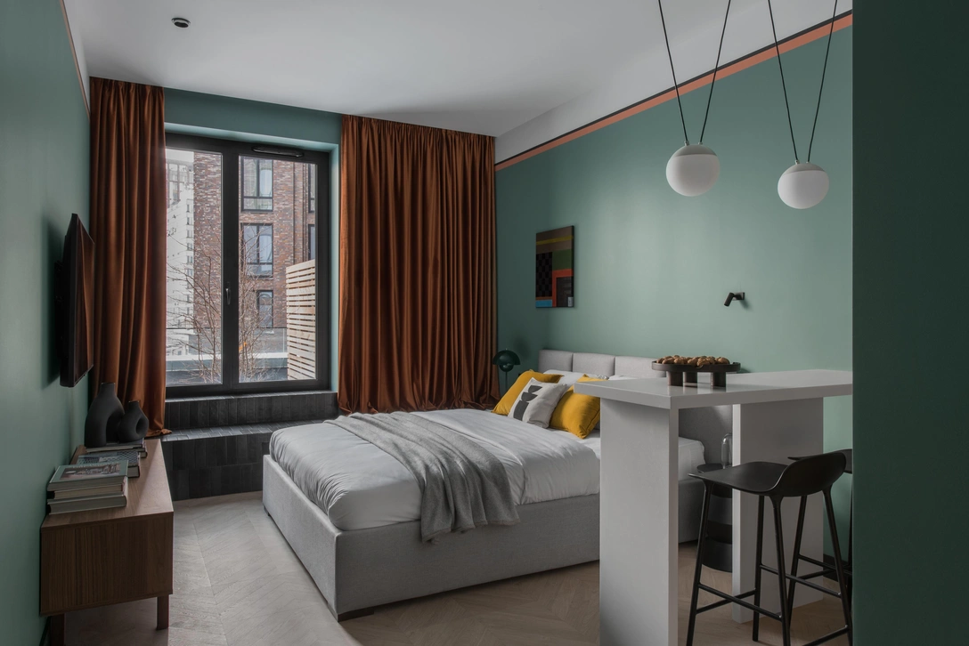 Pine apartment. На стенах — краска, Sherwin-Willams. Кровать выполнена на заказ по эскизам дизайнеров в студии Best Beds. ТВ-тумба, ИКЕА. Ступеньки облицованы плиткой, Equipe. | Источник: Ольга Мелекесцева