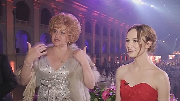 Диана Шурыгина вышла в свет в красном платье