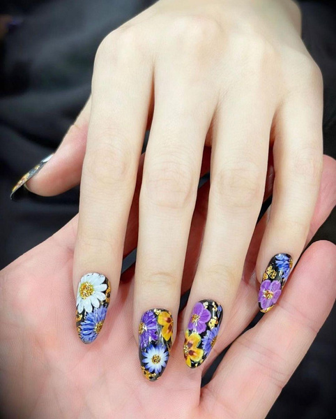 Цветочный маникюр как у Селены Гомес — самая нежная идея дизайна ногтей на весну 2023