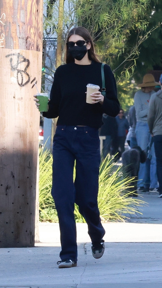 Выглядит стильно: модель Кайя Гербер идеально носит мужские джинсы — попробуйте так и вы