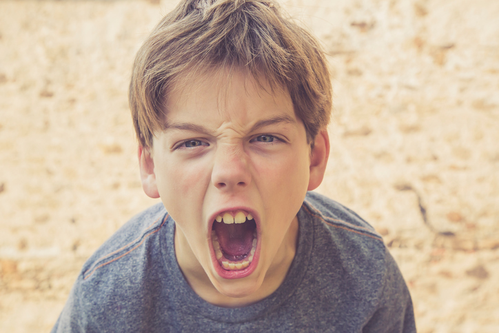 Фото №1 - «Школьники кричат гадости вслед взрослому человеку — как их приструнить?»