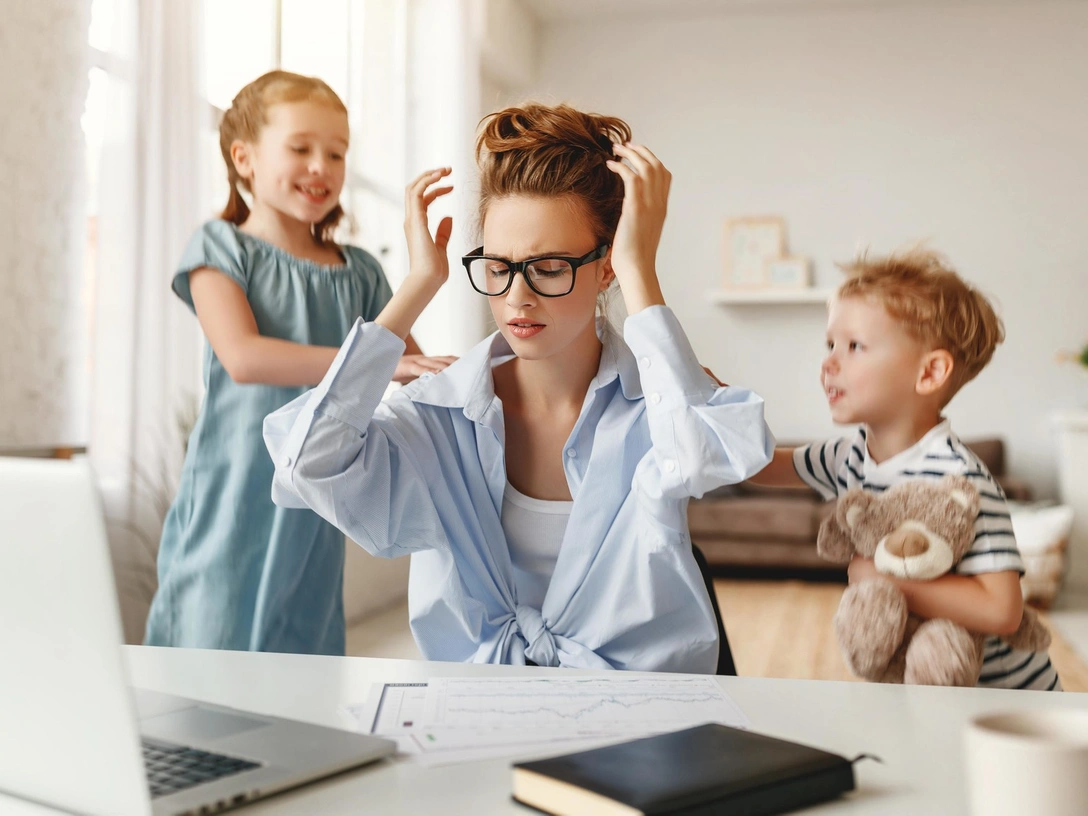 Крик о помощи: 5 «плохих» поступков ребенка, которые на самом деле говорят о недостатке внимания | marieclaire.ru