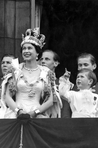 Секреты королевы: все тайные детали коронационного наряда Камиллы