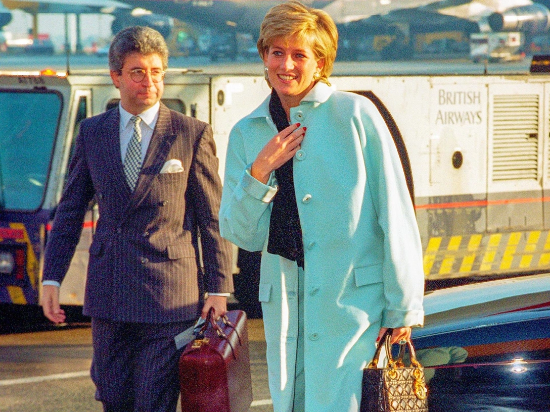 Принцесса Уэльская Диана со своим личным секретарем Патриком Джефсоном покидает лондонский аэропорт Хитроу, 11 декабря 1995 | marieclaire.ru