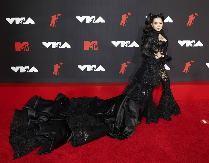 Джей Ло без трусиков, Мадонна в образе похотливой служанки. Звезды на MTV Video Music Awards