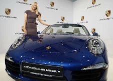 Шарапова подарила бойфренду роскошный автомобиль