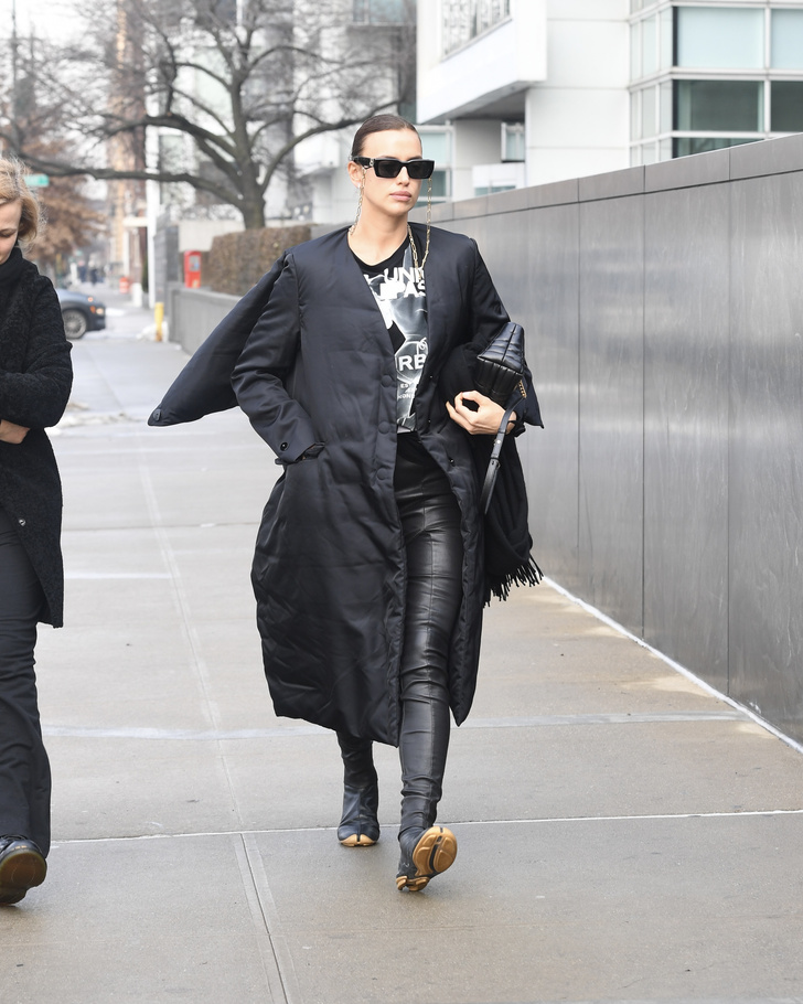Черная кобра: Ирина Шейк в пальто с массивным капюшоном и кожаных брюках в Нью-Йорке