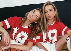 Блогеры-близняшки Twins Russian Настя и Катя отправляют тигренка в естественную среду обитания