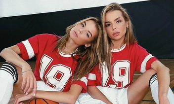 Блогеры-близняшки Twins Russian Настя и Катя отправляют тигренка в естественную среду обитания