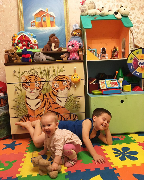 Жена Степана Меньщикова ютится с детьми в однокомнатной квартире