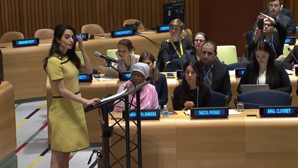 В марте беременная Амаль Аламуддин выступила с эмоциональной речью в штаб-квартире ООН в Нью-Йорке
