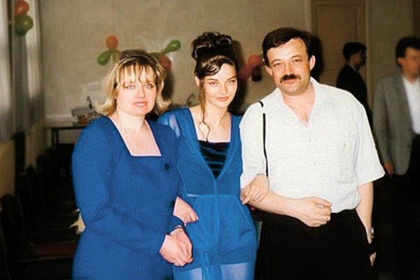 Будущая звезда на выпускном балу с родителями – Ириной Анатольевной и Андреем Витальевичем