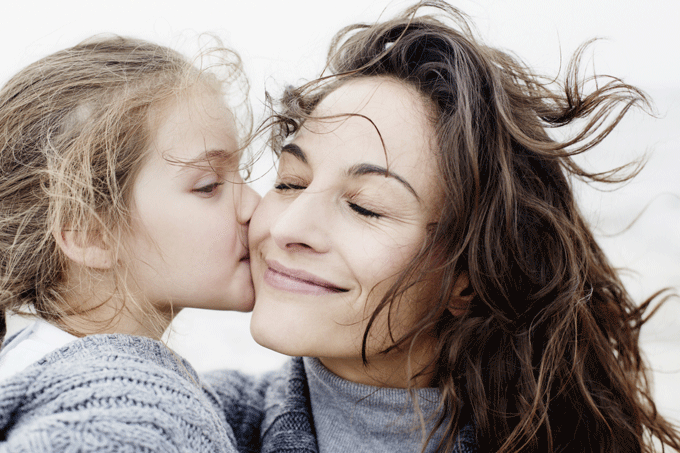 Дочь целует свою маму