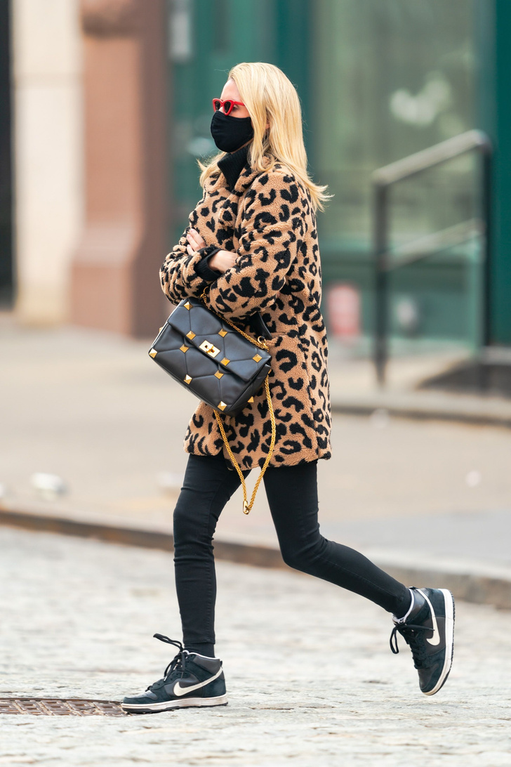 Фото №1 - Никаких правил: Ники Хилтон сочетает леопардовое пальто и кроссовки Nike