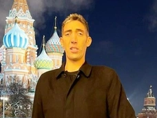 Самый высокий человек в мире приехал в Россию за невестой: «Она не должна быть выше двух метров»