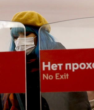 Смертность растет, умирают полностью вакцинированные: Россия снова уходит на изоляцию из-за COVID-19