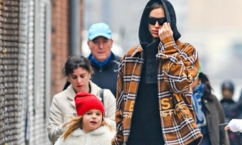 Две красотки: Ирина Шейк в клетчатой куртке и с сумкой Gucci наслаждается прогулкой с дочкой Леей