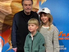 Папа светского дня: Алексей Учитель сводил дочек от Пересильд на премьеру