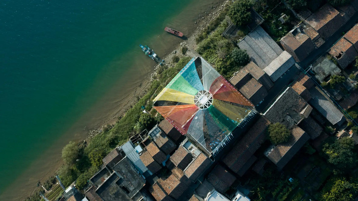 Инсталляция из разноцветных рыболовных сетей в Китае